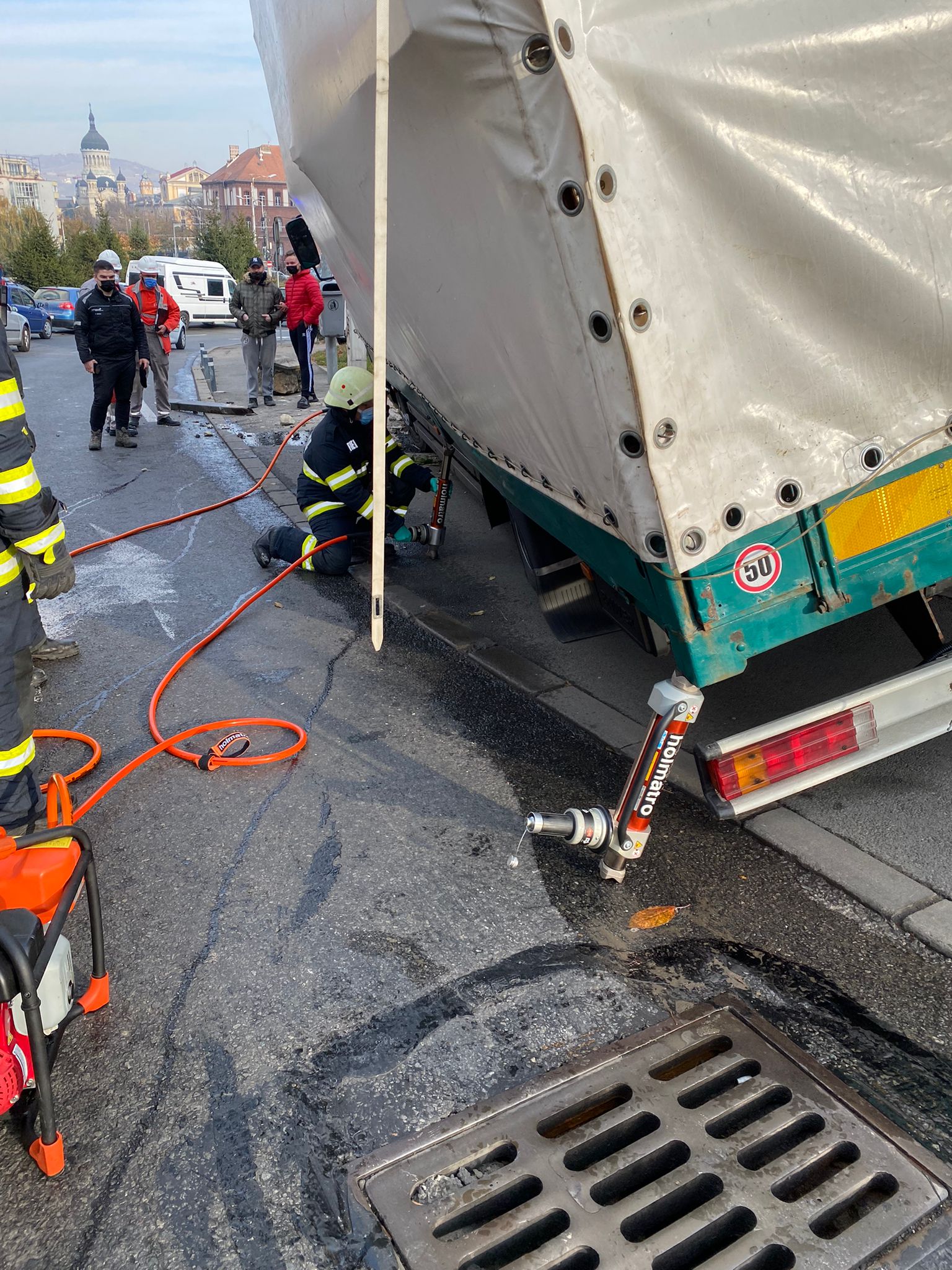 FOTO Accident în Piața Cipariu din ClujNapoca. Un camion a rupt o țeavă de gaz