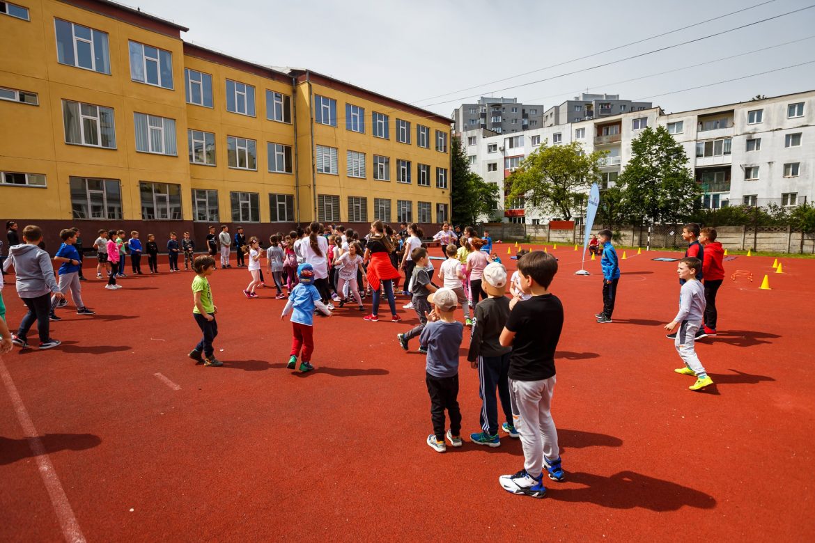 fugi-in-curtea-scolii