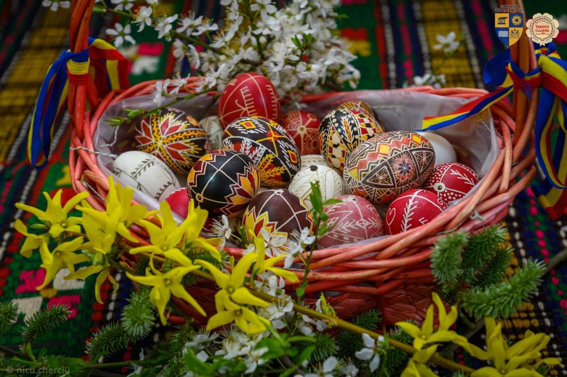 cos traditional cu oua vopsite, sursa Traditii Clujene