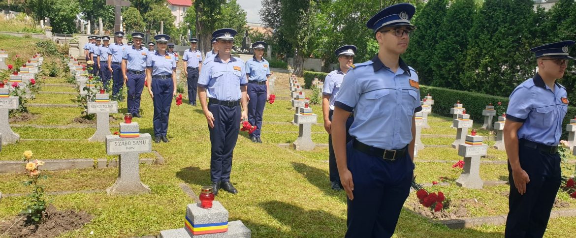 Scoala de Agenti de Politie la cimitirul Eroilor de Ziua Eroilor, sursa Foto Scoala de Agenti de Politie, Facebook