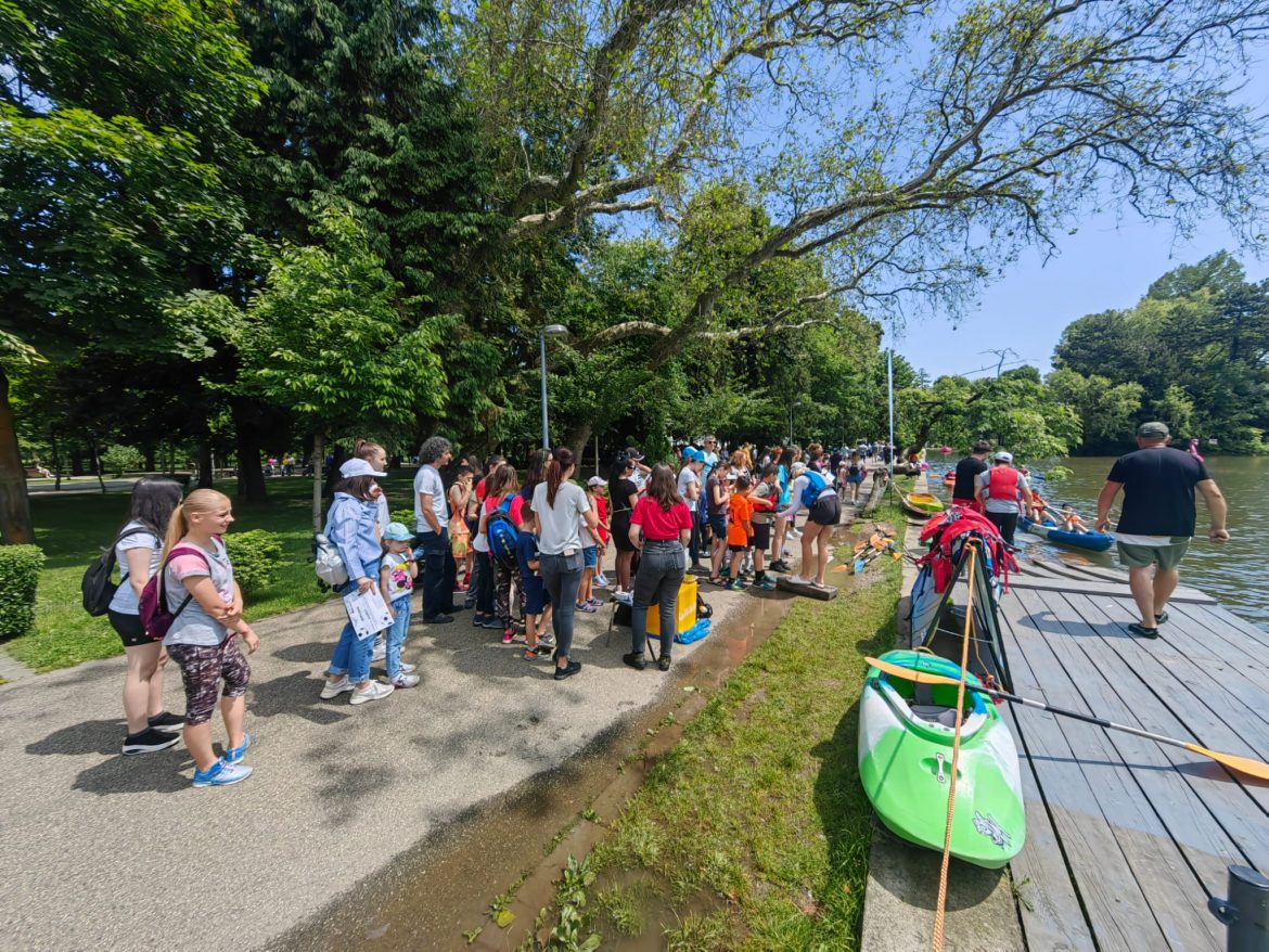 Sports Festival (2), Caiac pe lacul Chios