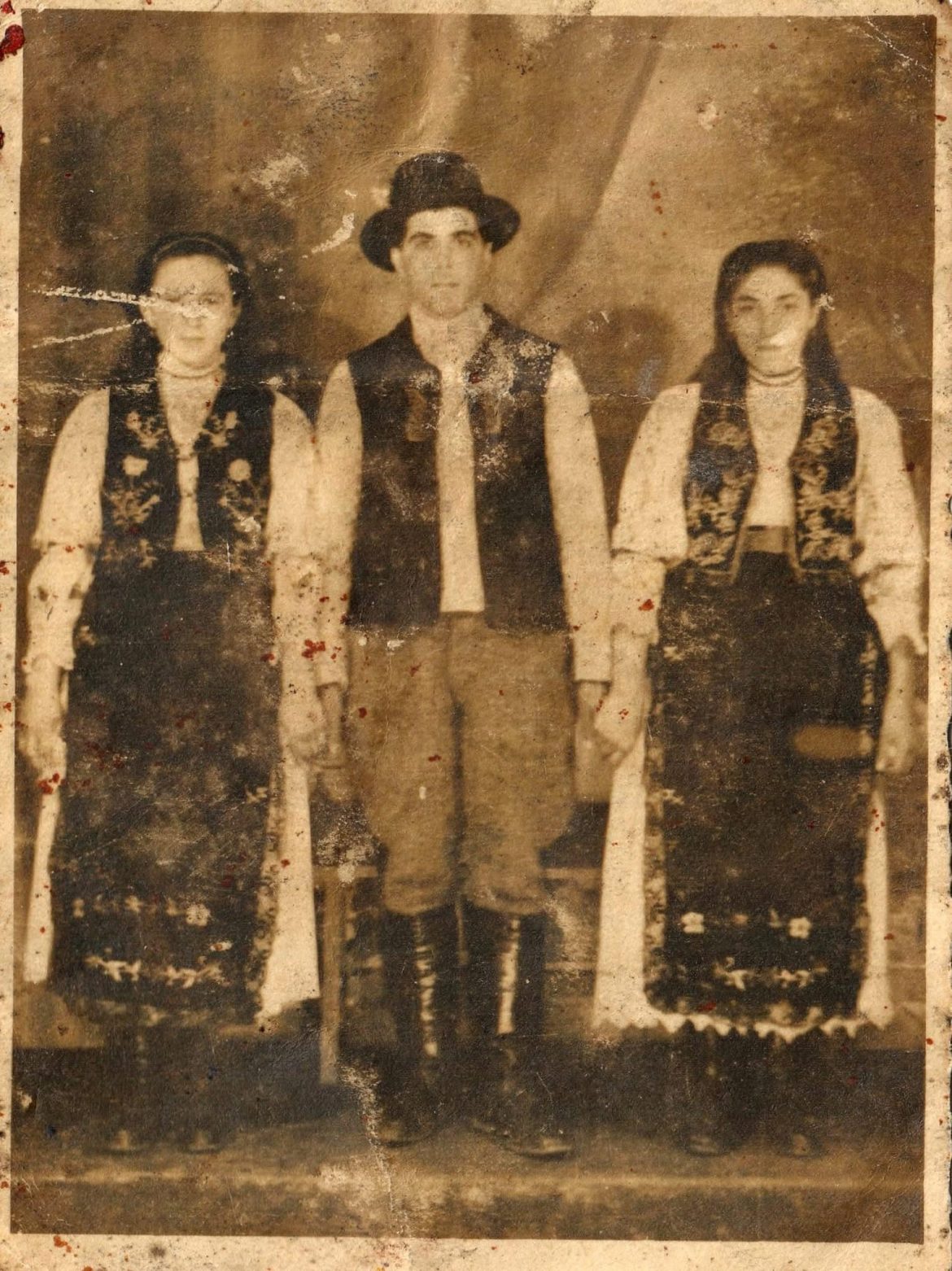 FOTO: Fotografie realizată în 1948 – de la stânga la dreapta: Pop Marioara, Orban Gavriș și sora lui, Orban Sabina – tineri din Orman/Arhiva CJCPCT Cluj  (Mulțumiri Asociației „Tradiții Ormănene”, doamnei Aurora Cozma)