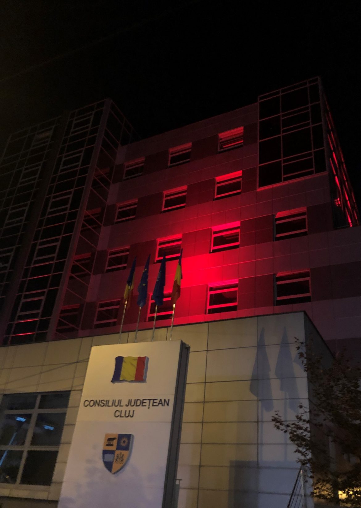 cladirea-CJC-iluminata-in-rosu-1