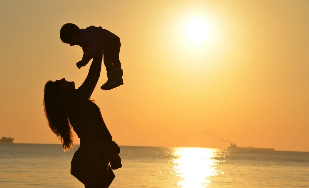 mama-copii, sursa: sfatulparintilor.ro-pixabay_com-1400×850